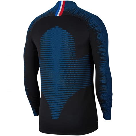 As has come to be expected these days, the psg x jordan 21/22 shirt has dropped and it comes accompanied by a full lifestyle collection that spans the training ground to the street, and as the jumpman has been promoted to the home shirt, it all arrives in the ligue 1 side's classic colours. Sweat training PSG x Jordan VaporKnit 2019/20