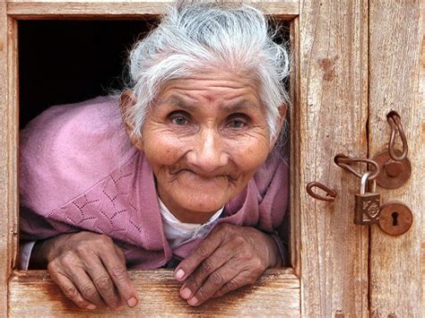 Une vieille dame à sa fenêtre dans le village quechua de Tilcara perdu