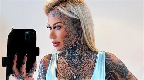Самая татуированная британка показала фото без рисунков на теле народ