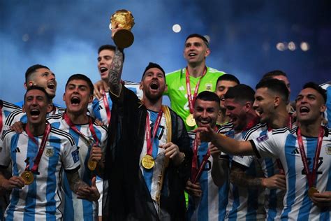 Messi Levantando A TaÇa Pela Argentina Veja As Fotos Do Título Da