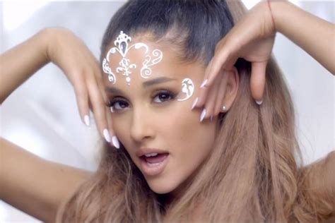 Ariana Grande Canta A Sorpresa Il Natale Foto Giornale Di Sicilia
