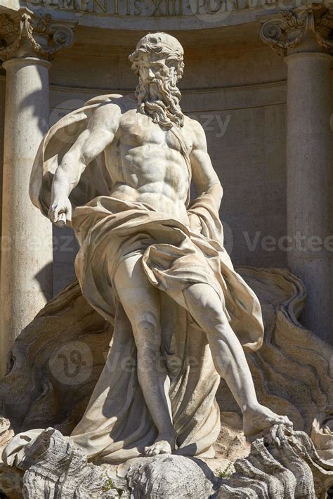 La Estatua De Neptuno De La Fontana Di Trevi En Roma Italia Foto De Stock En Vecteezy
