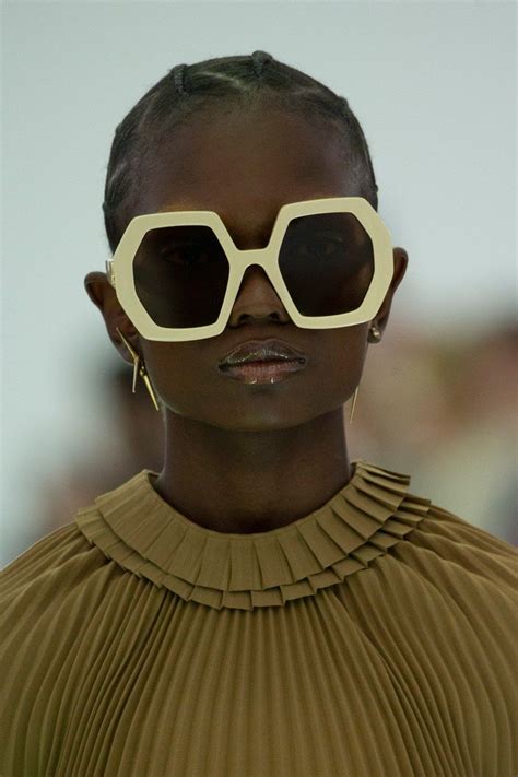 Gucci Spring 2020 Ready To Wear Fashion Show In 2020 Fashion Sunglasses Women Gucci Spring