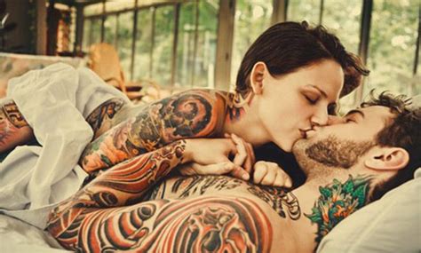 Las mejores fotos de parejas en la playa. Las personas tatuadas son mejor pareja | Tatuantes