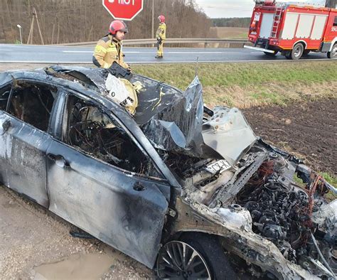 Dachowanie i pożar osobówki na DK 25 pod Kamieniem Krajeńskim Kierowca