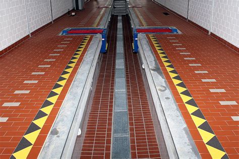 Der boden bekommt heute im objektbereich Stade: Klinkerplatten 20x10 für die MAN-Werkstatt | Röben ...
