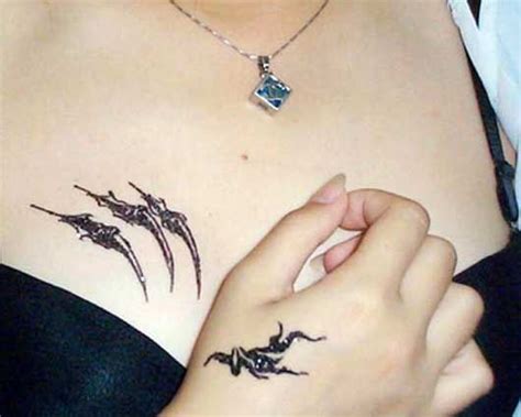 It can be quotes, pictures and even signs which you can select for your hands tattoos. Top Of Magazine: small hand tattoos for women | Top Of ...