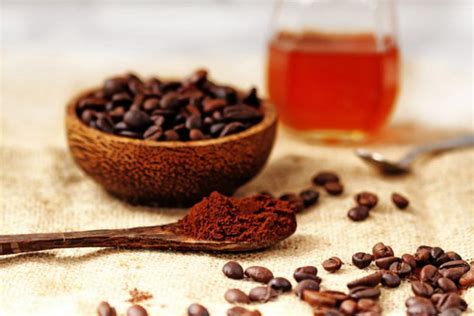 Kafein ada dalam minuman dan makanan lain, terutama teh dan coklat, tapi ia paling sering dikaitkan dengan kopi. 5+ Cara Membuat Masker Kopi dan Madu Lengkap dengan Manfaatnya - KHASIAT MASKER KOPI