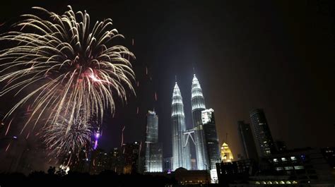 Dont know why but i feel very bad looking at two diffrent side where pure intention is to only worship allah. 10-minute fireworks display to highlight KLCC New Year's ...