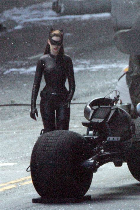 New ‘rises Set Images Anne Hathaway As Catwoman In Full Costume