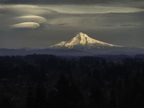 Photo Lenticular Clouds Downwind From Mt Hood Oregon Usa