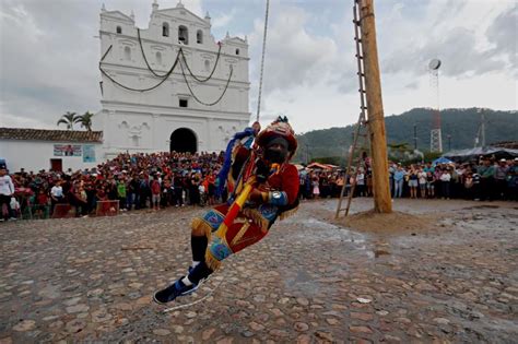 La Danza A Rea Del Palo Volador Para Venerar A Santiago Ap Stol En Guatemala Qu Pasa