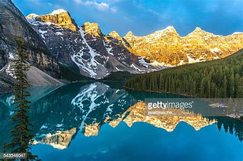 Moraine Lake Alberta Stock Fotos Und Bilder Getty Images