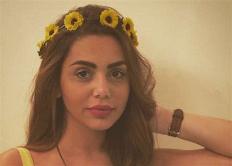 بسردٍ مشوّق ينتقل بسام شمس الدين من حدثٍ إلى آخر، ليقصَّ علينا حكاية مهدي نصاري الأجير الفقير، ملقياً الضوء. شاهد.. صفا نجمة باب الحارة بصورة تظهر فيها مفاتنها | أحداث نت