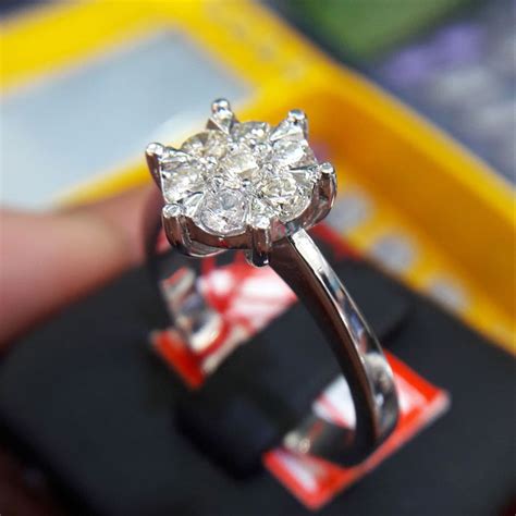 Beli cincin emas batu akik online berkualitas dengan harga murah terbaru 2021 di tokopedia! Jual Cincin Wanita Berlian Eropa Mata 7 0557 Ring Emas ...