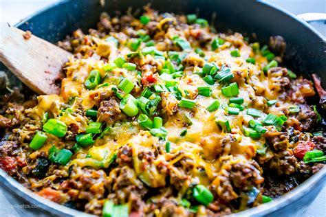 Whenever i'm not sure what to make for dinner, i make this tasty this ground beef casserole is keto and low carb, low calorie too if that's a concern for you. 70+ Easy Ground Beef Recipes - What To Make With Ground Beef—-Delish.com