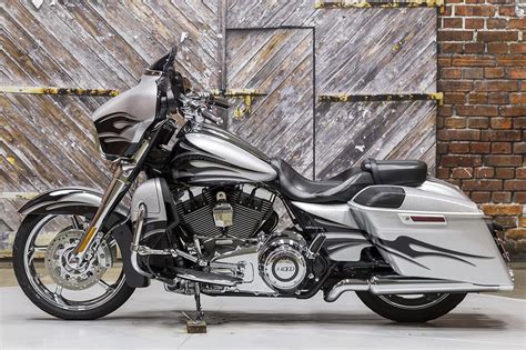 The cvo ™ street glide ® comes with so many stylish custom touches, it's impossible to list them all. 2015 Harley-Davidson CVO Street Glide
