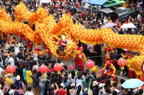 Ribuan Warga Saksikan Atraksi 26 Ekor Naga Dan 18 Barongsai Festival
