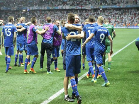 Video Iceland Football Team Receive Overwhelming Reception From Fans