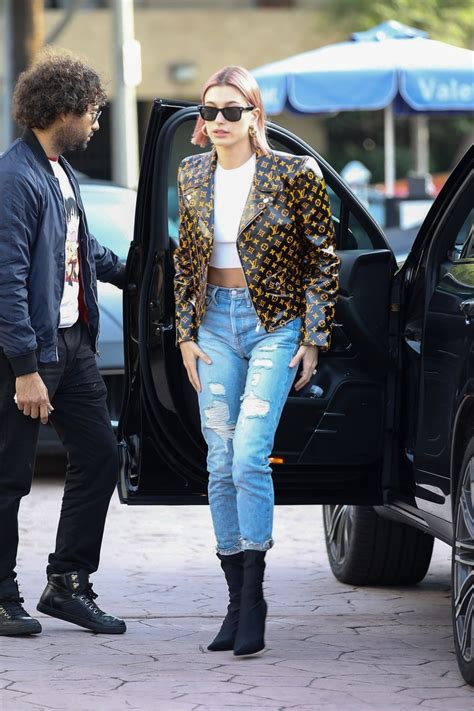 Prettylittlething light blue ultimate oversized sweater prettylittlething dusty blue basic. Hailey Rhode Bieber Street Style 01/18/2019 • CelebMafia