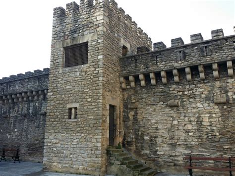 Enclavada en un cruce de caminos, ha os acercamos los hoteles, hostales, pensiones, casas rurales y todo tipo de alojamientos dónde dormir en vitoria. 17 lugares que ver en Vitoria-Gasteiz.