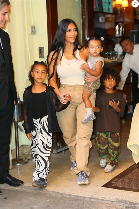 Kim Kardashian Est Allée Assister Avec Ses Enfants Saint West North
