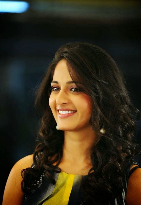 south indian sexy actress anushka shetty hot face wallpaper