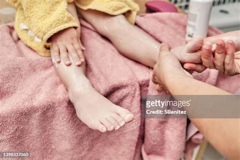 Mom And Daughter Feet Photos And Premium High Res Pictures Getty Images