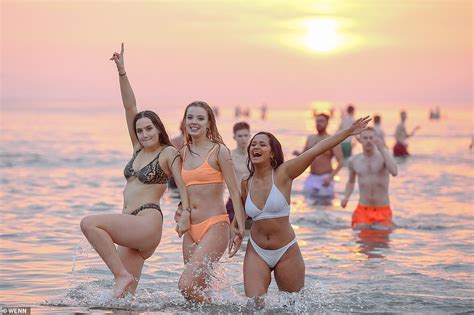 May Day Students At St Andrews Strip Off For A Dawn Skinny Dip Daily Mail Online