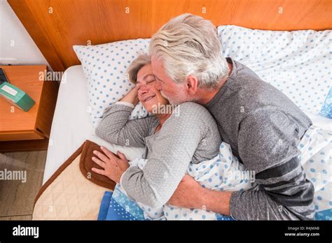 Couple âgé à la retraite de ans dans le lit à s embrasser et se réveiller tôt le matin avec l