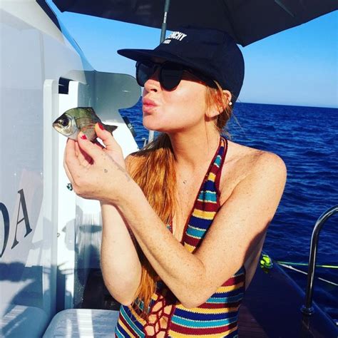 Ego Lindsay Lohan Usa Maiô Decotado Para Curtir Passeio De Iate Na Itália Notícias De Praia