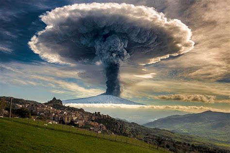 Approximately every three months then. Sicile : Le volcan Etna risque de provoquer un tsunami ...