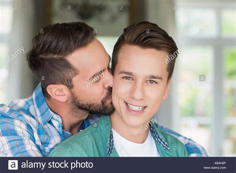Men Kissing Gay Stockfotos Und Bilder Kaufen Alamy