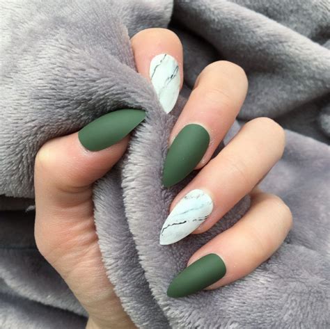 Green+White=Nail 💅🏼 | Grüne acrylnägel, Mandel nägel designs, Grüne nägel
