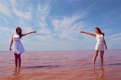 Dwie Seksowne Brunetki W Białych Sukienkach Leżące Blisko Jeziora
