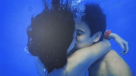 Adorable Under Water Kissing Photos