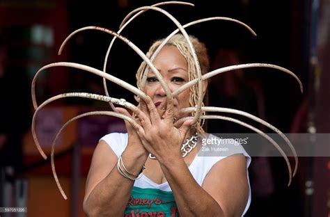 Woman With The Worlds Longest Fingernails Gets Her Name In Guinness