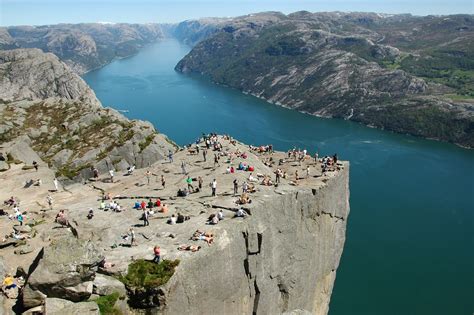 Platån är ett känt turistmål i ryfylke och för norge. Expedition Paradise: Pulpit Rock, Preikestolen, Norway