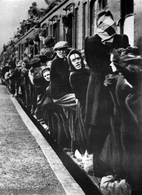 21 Haunting Vintage Pictures Of The Refugee Crisis Caused By World War