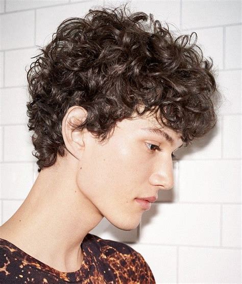 Artificial bird of prey pixie trim, another tense and brave haircut for brave young ladies. Pin en UK hairstyles