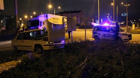 Sivas ta iki otomobil kavşakta çarpıştı 5 yaralı Dailymotion Video