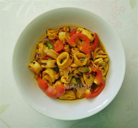 Resepi campak2 gak ni masukkan je apa yg ada dlm peti ais tu.letak tauhu ,sayur kacang kebetulan ada 2,3btg haaa. Resepi Sotong Goreng Kunyit Berkuah