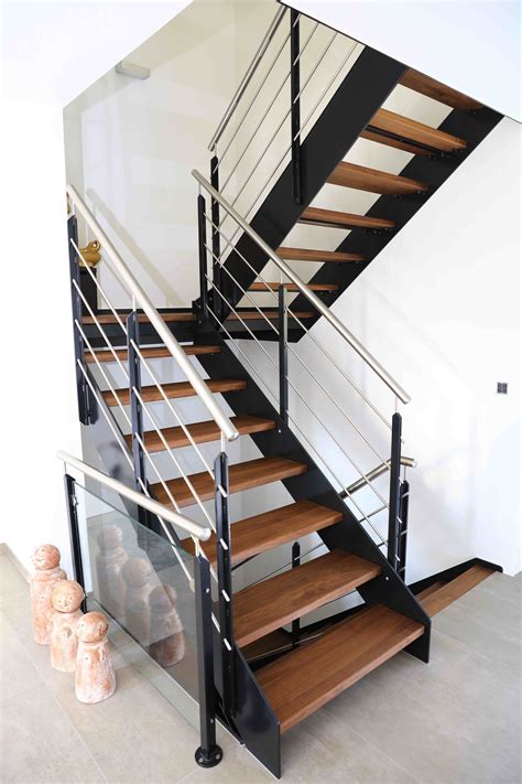 Die preise für eine treppe hängen neben der art der treppe und dem gewünschten material auch von der komplexität der installation, der beschaffenheit des bauobjektes sowie spezialwünschen ab. Stahlwangentreppe, Wangen schwarz pulverbeschichtet RAL ...