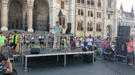 Orbán viktor a parlament hétfői ülésén bejelentette, hogy hétfő éjféltől betiltják a nyilvános rendezvényeket magyarországon. Mérce - A köznevelési tőrvény módosítása ellen tiltakoznak...