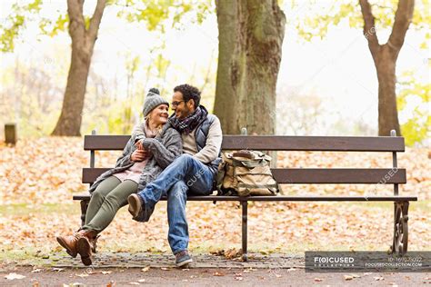 Smiling Couple Sitting On Park Bench — Happiness Leisure Stock Photo