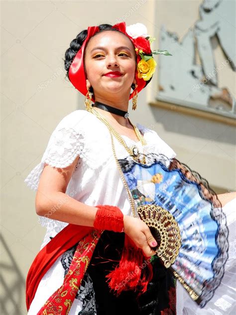 Mexicaine Fille En Costume Traditionnel Photo Ditoriale Faraways