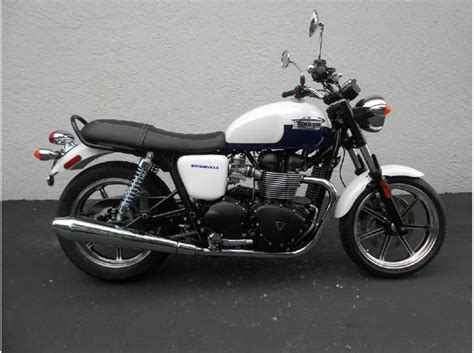 First, i left my home and rode around town a bit to make sure nothing fell off! 2014 Triumph Bonneville - Moto.ZombDrive.COM