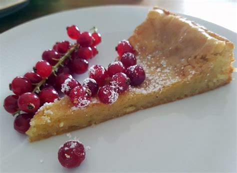 Im innern ist eine mango orangen. Weißer Schokoladenkuchen mit frischen Johannisbeeren ...