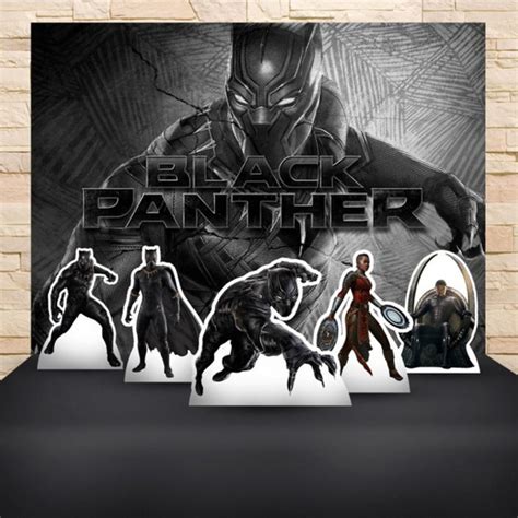 T'challa logo recebe o apoio de okoye (danai gurira), a chefe da guarda de wakanda, da irmã shuri (letitia wright. Kit Decoração Festa PANTERA NEGRA no Elo7 | LION STORE ...