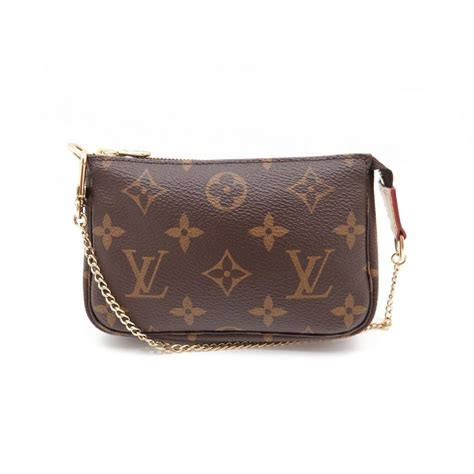 This pochette is crafted of classic louis vuitton monogram toile canvas. sac a main louis vuitton mini pochette